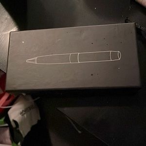 Black and gold ink pen it works great it’s blue ink